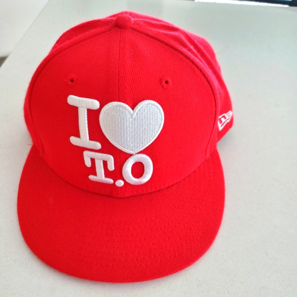 I ❤ T.O new era 7 3/8 red hat new never worn